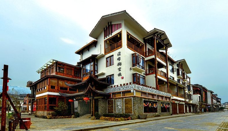 溪布街客棧外景